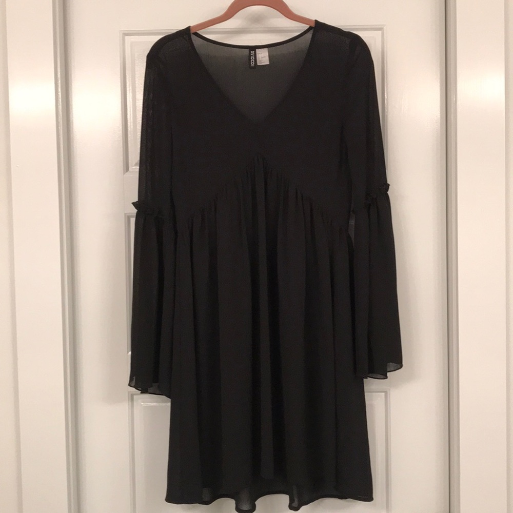 5/$25 H&M LONG SLEEVE BLACK BABYDOLL DRESS